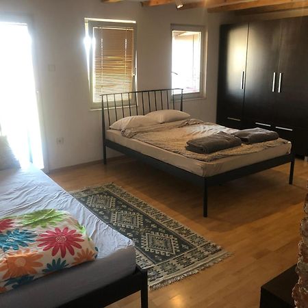 Central Apartment Prishtine Bagian luar foto