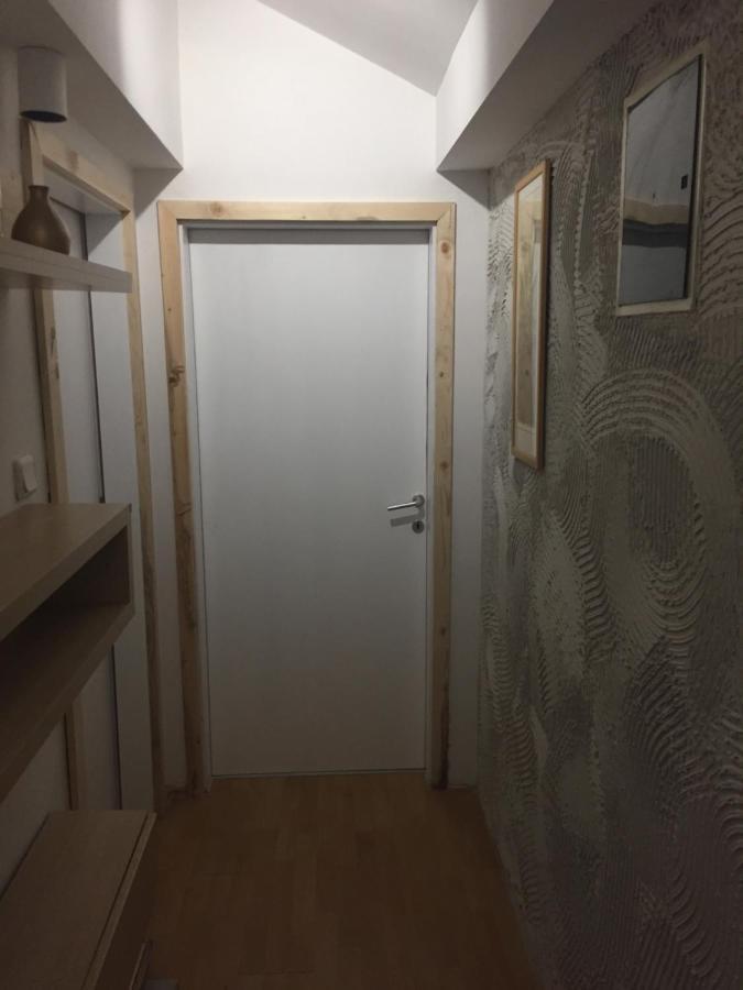 Central Apartment Prishtine Bagian luar foto